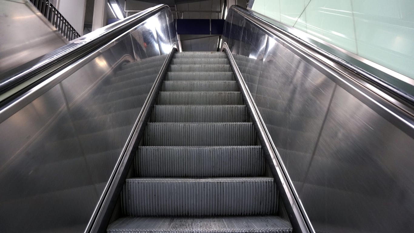 Blick von einer Rolltreppe: Ein Mann ist eine Rolltreppe in Frankfurt runtergestürzt. Wurde er gestoßen?