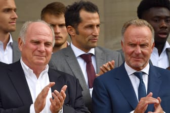 Die Bayern-Bosse unter sich: Auf wen fällt die Wahl für den Trainerposition?