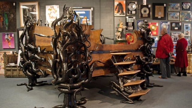 Das Bett von Keith Flint - eine Sonderanfertigung aus Holz und Metall. Das Bett von Keith Flint - eine Sonderanfertigung aus Holz und Metall.