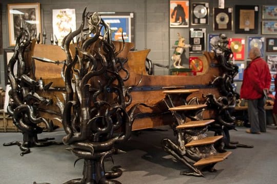 Das Bett von Keith Flint - eine Sonderanfertigung aus Holz und Metall.