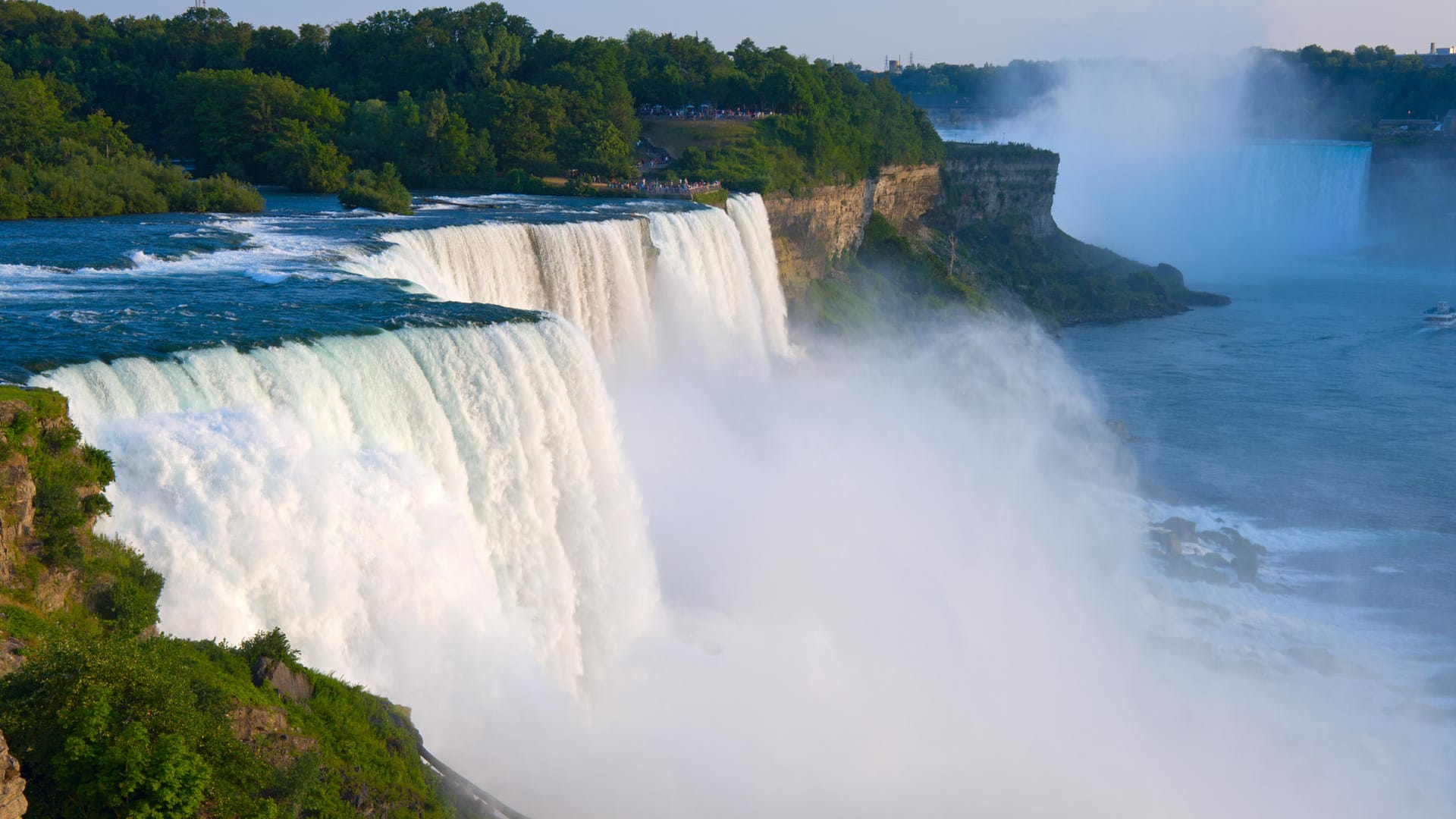 Die sogenannten Horseshoe Falls – zu deutsch "Hufeisenfälle" – sind Teil der Niagara Fälle: Das Naturschauspiel befindet sich direkt an der Grenze zu Kanada. Die sogenannten Horseshoe Falls – zu deutsch "Hufeisenfälle" – sind Teil der Niagara Fälle: Das Naturschauspiel befindet sich direkt an der Grenze zu Kanada.
