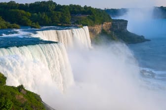 Die sogenannten Horseshoe Falls – zu deutsch "Hufeisenfälle" – sind Teil der Niagara Fälle: Das Naturschauspiel befindet sich direkt an der Grenze zu Kanada.