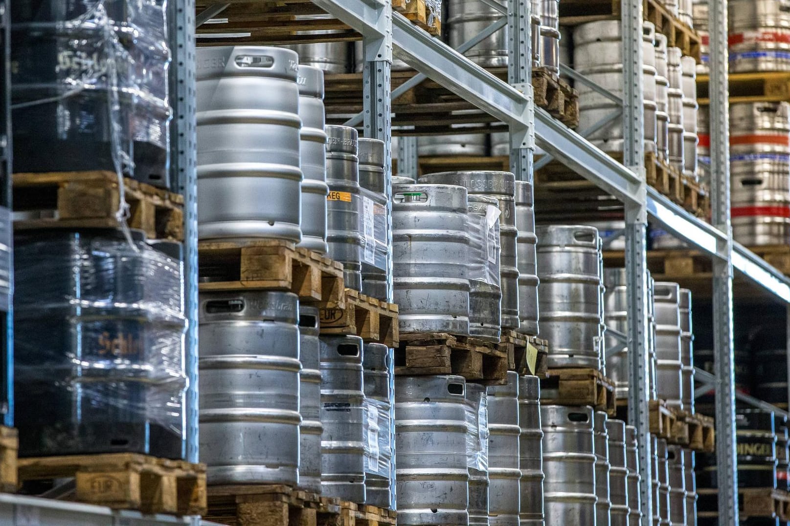 Bierfässer in einem Lager: Die Diebe verluden die gestohlenen Fässer auf einen Transporter, der auf einem angrenzenden Acker statt. (Symbolbild)