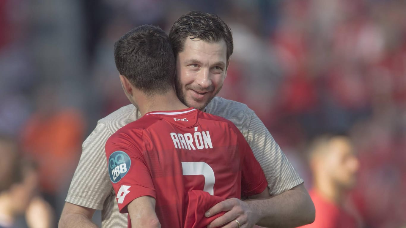 Kommen bestens miteinander aus: Mainz-Trainer Sandro Schwarz und sein Schützling Aaron Martin.