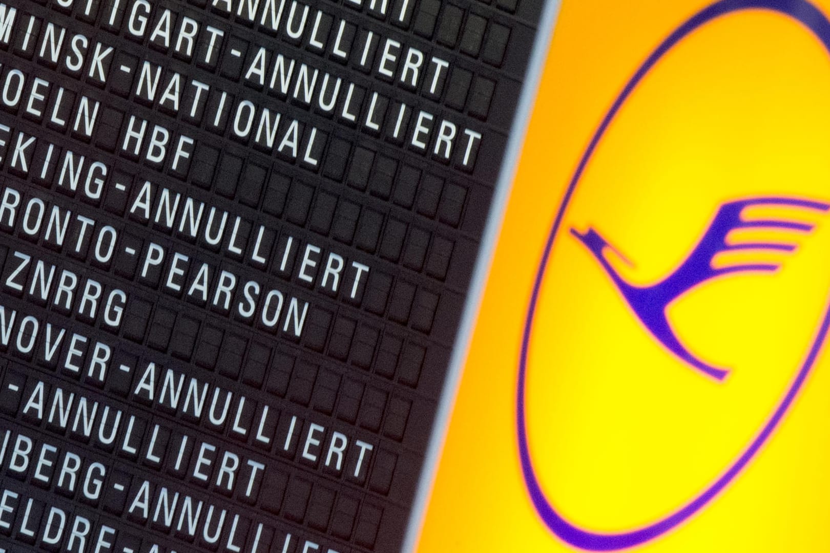 Zahlreiche annulierte Flüge der Lufthansa auf einer Anzeigetafel: Der für Donnerstag geplante Streik der Flugbegleiter kann stattfinden. Zahlreiche annulierte Flüge der Lufthansa auf einer Anzeigetafel: Der für Donnerstag geplante Streik der Flugbegleiter kann stattfinden.