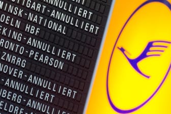 Zahlreiche annulierte Flüge der Lufthansa auf einer Anzeigetafel: Der für Donnerstag geplante Streik der Flugbegleiter kann stattfinden.