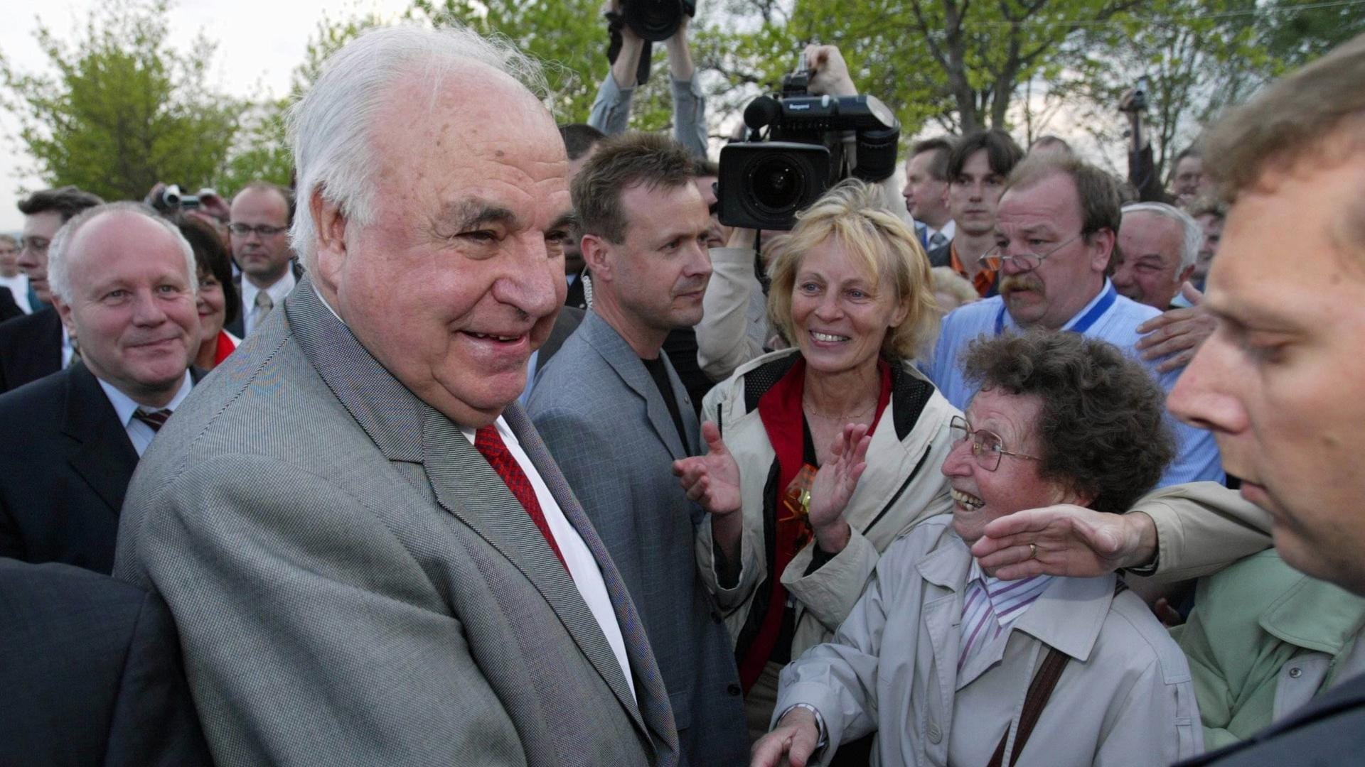 Altbundeskanzler Helmut Kohl 2004 am Dreiländerpunkt bei Zittau bei den Feierlichkeiten zur Osterweiterung der Europäischen Union.