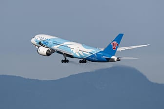 Eine Boeing 787 Dreamliner startet: Ein Insider meldet Probleme bei der Sauerstoffversorgung in dem Flieger.