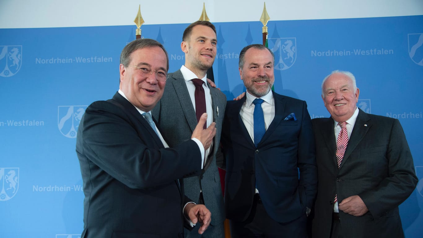 Sorgte zuletzt bei der Verleihung des NRW-Verdienstordens für Aufregung: Clemens Tönnies (2.v.r.) mit Bayern-Keeper Neuer und Ministerpräsident Armin Laschet.