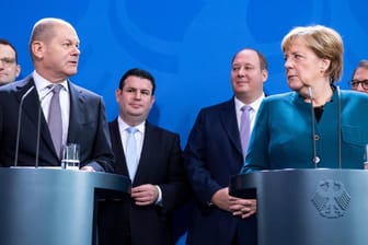 Olaf Scholz, Angela Merkel und weitere Minister der großen Koalition: Die Regierung findet, sie habe viel erreicht – und noch viel zu tun.