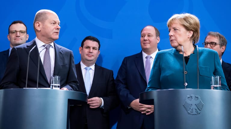 Olaf Scholz, Angela Merkel und weitere Minister der großen Koalition: Die Regierung findet, sie habe viel erreicht – und noch viel zu tun.