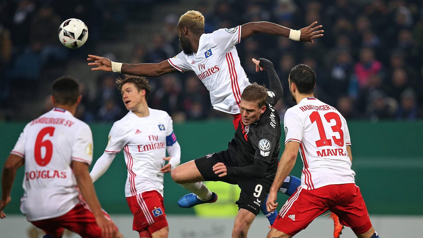 Johan Djourou beim Kopfball: Der ehemalige HSV-Kapitän hat seine besten Zeiten offenbar hinter sich.