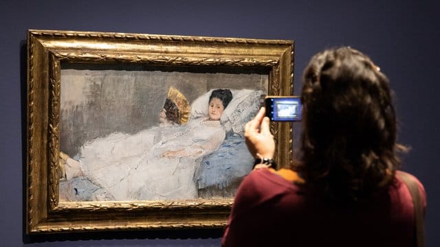 Das Gemälde "Frau mit Fächer" von Berthe Morisot in der Hamburger Kunsthalle. Das Gemälde "Frau mit Fächer" von Berthe Morisot in der Hamburger Kunsthalle.