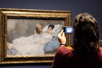 Das Gemälde "Frau mit Fächer" von Berthe Morisot in der Hamburger Kunsthalle.