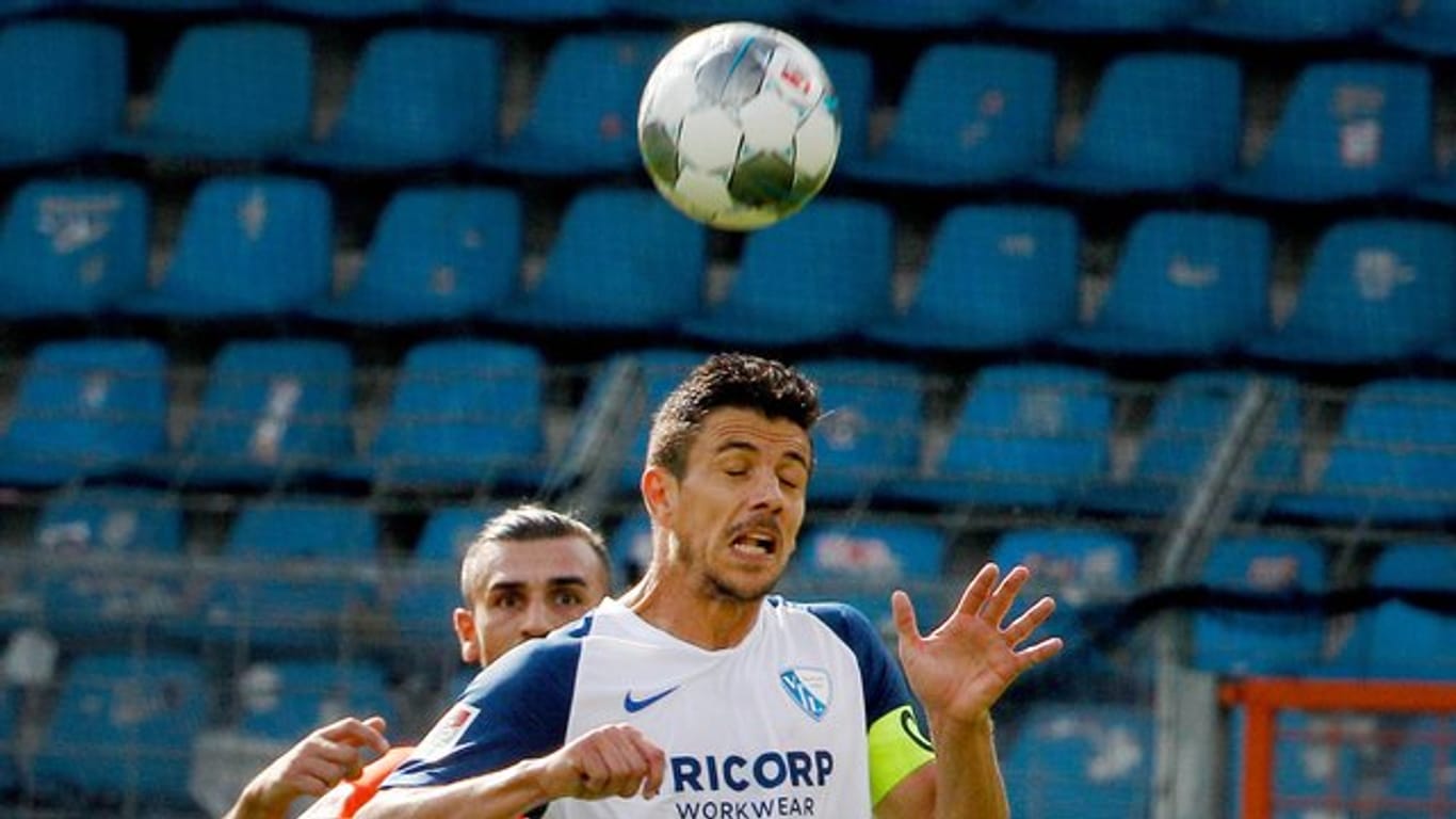 Der VfL Bochum verlängerte den Vertrag mit Kapitän Anthony Losilla (r).