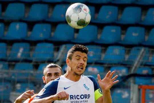 Der VfL Bochum verlängerte den Vertrag mit Kapitän Anthony Losilla (r).
