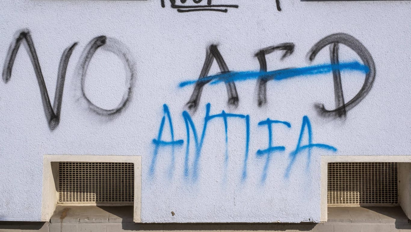 Graffiti an an einer Berliner Hauswand: Nach linksextremen Anschlägen in Sachsen und Berlin bildet die sächsische Regierung eine Sonderkommission.