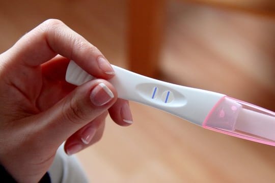 Bis der Schwangerschaftstest Erfolg anzeigt, ist es für viele Paare ein weiter Weg.