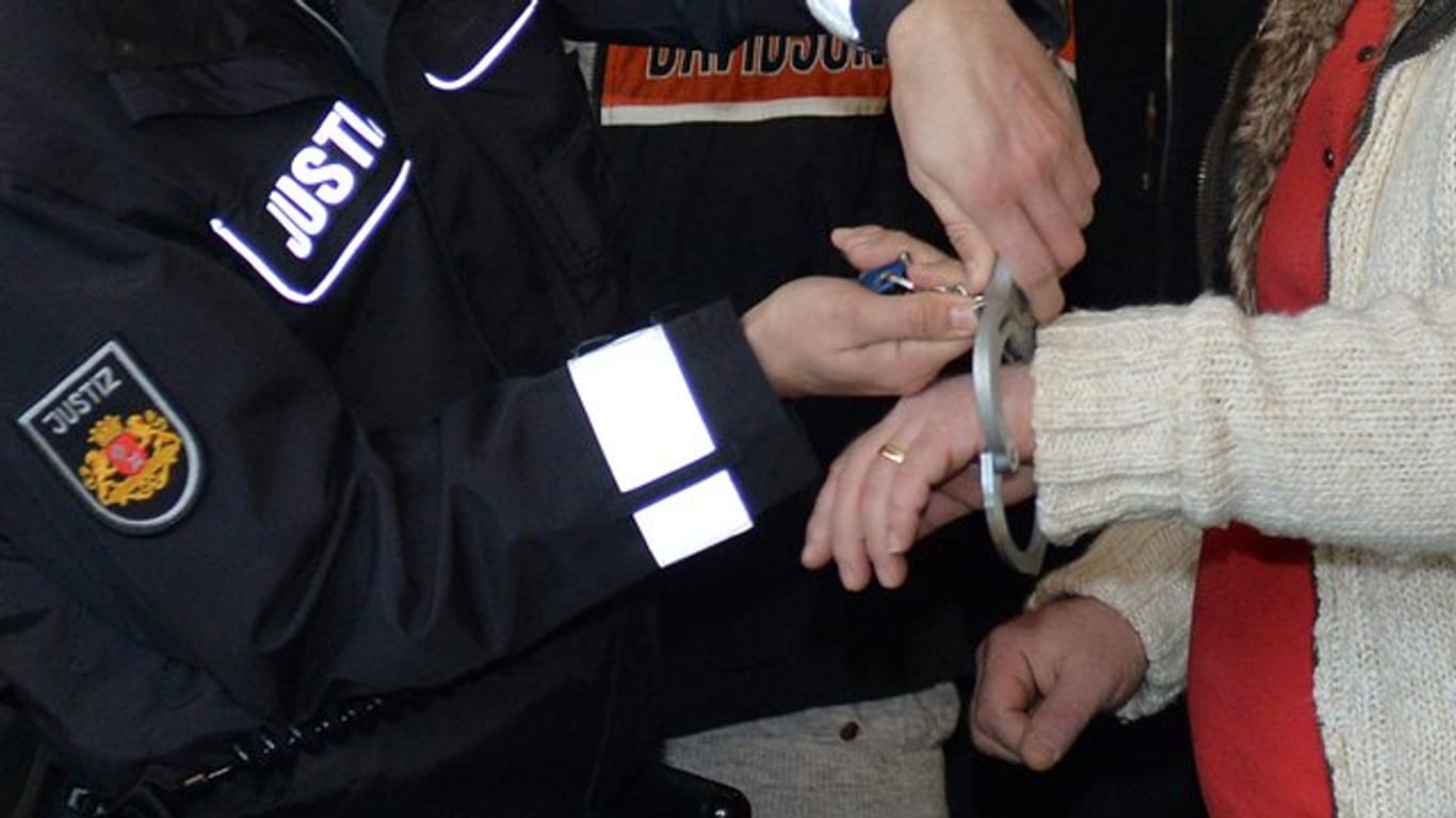 Einem Mitglied des Miri-Clans werden 2014 in einem Prozess um Drogenhandel im Landgericht Bremen die Handschellen abgenommen.