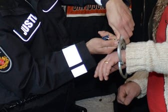 Einem Mitglied des Miri-Clans werden 2014 in einem Prozess um Drogenhandel im Landgericht Bremen die Handschellen abgenommen.