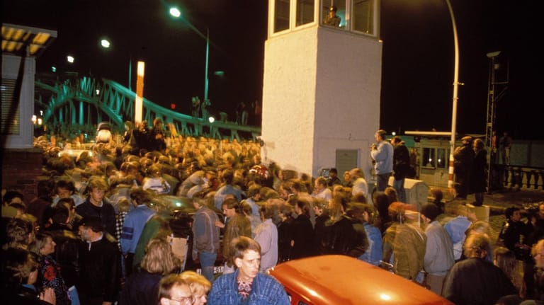 Grenzübergang Bornholmer Straße nach dem 9. November 1989: Die DDR-Bürger forderten die ihnen versprochene Reisefreiheit ein.