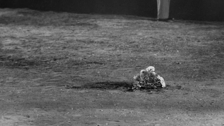 Blumenstrauss zum Gedenken: Hans-Dieter Wesa ist 1962 bei seiner Flucht in den Westen an der Bornholmer Straße erschossen worden.