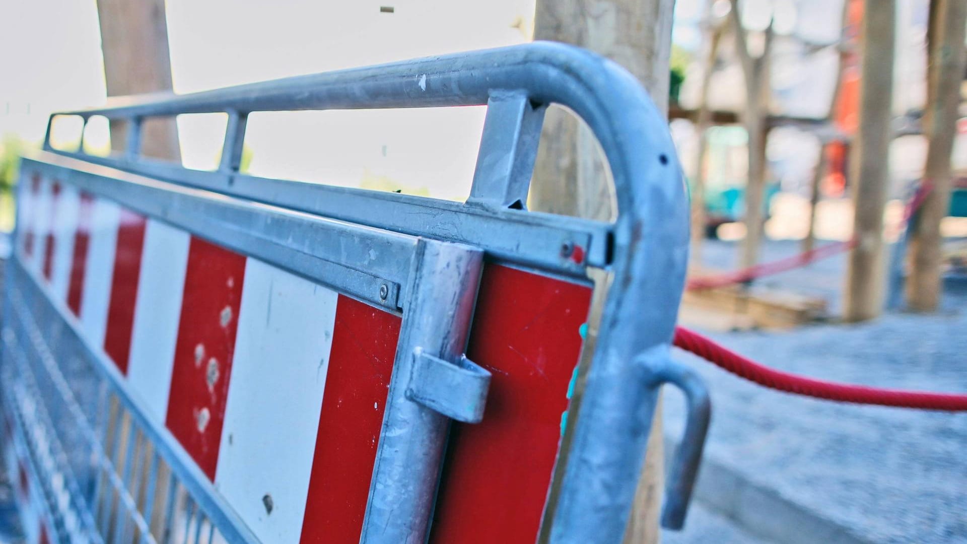 Eine Absperrung vor der Baustelle für einen Spielplatz (Symbolbild): Woher die knapp 400 Patronen kommen, ist unklar.