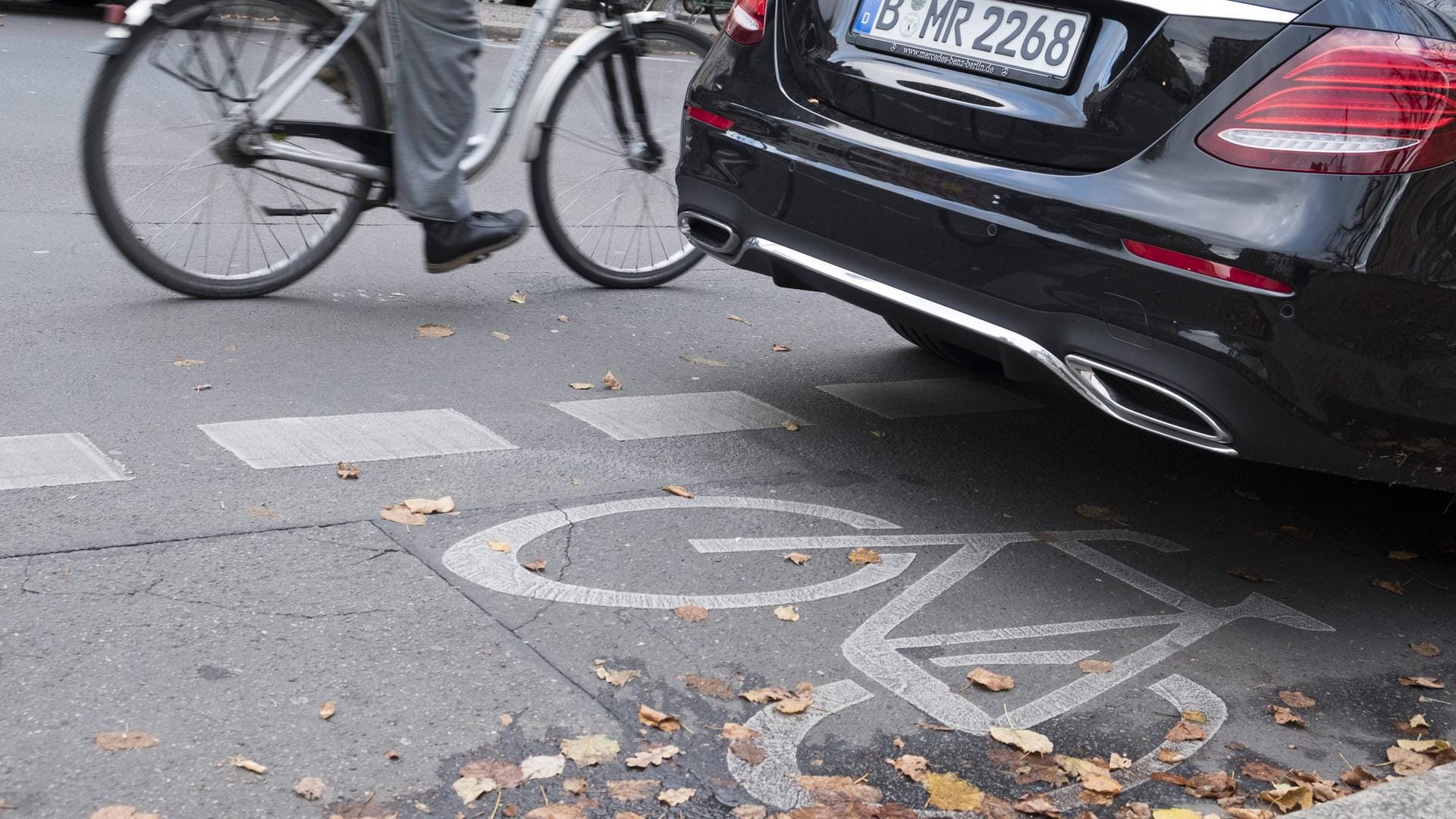 Verkehrwidriges Parken auf einem Radweg: Bisher mussten Autofahrer mit einem Bußgeld von 30 Euro rechnen. Verkehrwidriges Parken auf einem Radweg: Bisher mussten Autofahrer mit einem Bußgeld von 30 Euro rechnen.