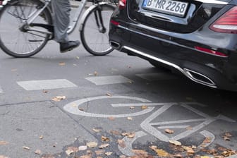 Verkehrwidriges Parken auf einem Radweg: Bisher mussten Autofahrer mit einem Bußgeld von 30 Euro rechnen.