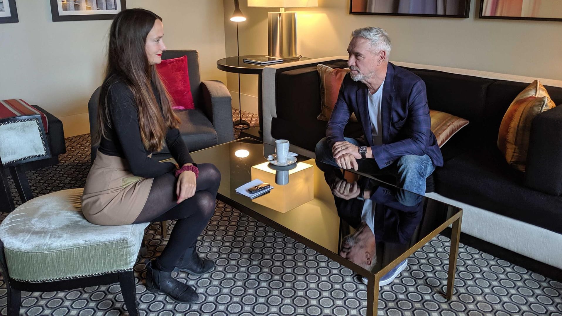 t-online.de-Redakteurin Janna Specken im Interview mit Roland Emmerich.