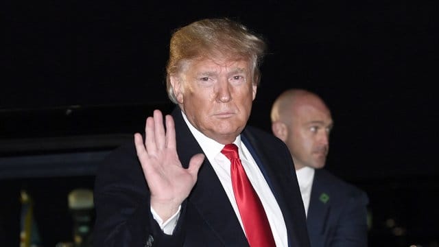 US-Präsident Trump am Montag auf dem Weg zu einer Wahlkampfkundgebung der Republikaner in Kentucky.