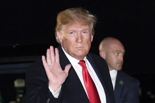 US-Präsident Trump am Montag auf dem Weg zu einer Wahlkampfkundgebung der Republikaner in Kentucky.