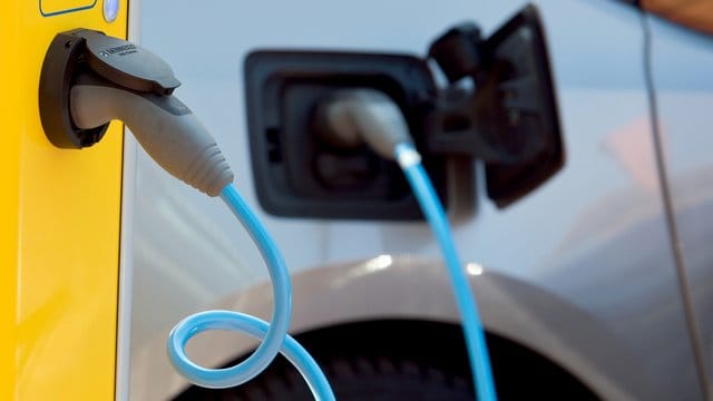 Was ist besser für mich? Reiner Stromer oder lieber Plug-in-Hybrid mit Batterie und Verbrenner?. Was ist besser für mich? Reiner Stromer oder lieber Plug-in-Hybrid mit Batterie und Verbrenner?.