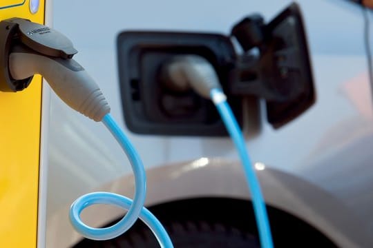 Was ist besser für mich? Reiner Stromer oder lieber Plug-in-Hybrid mit Batterie und Verbrenner?.