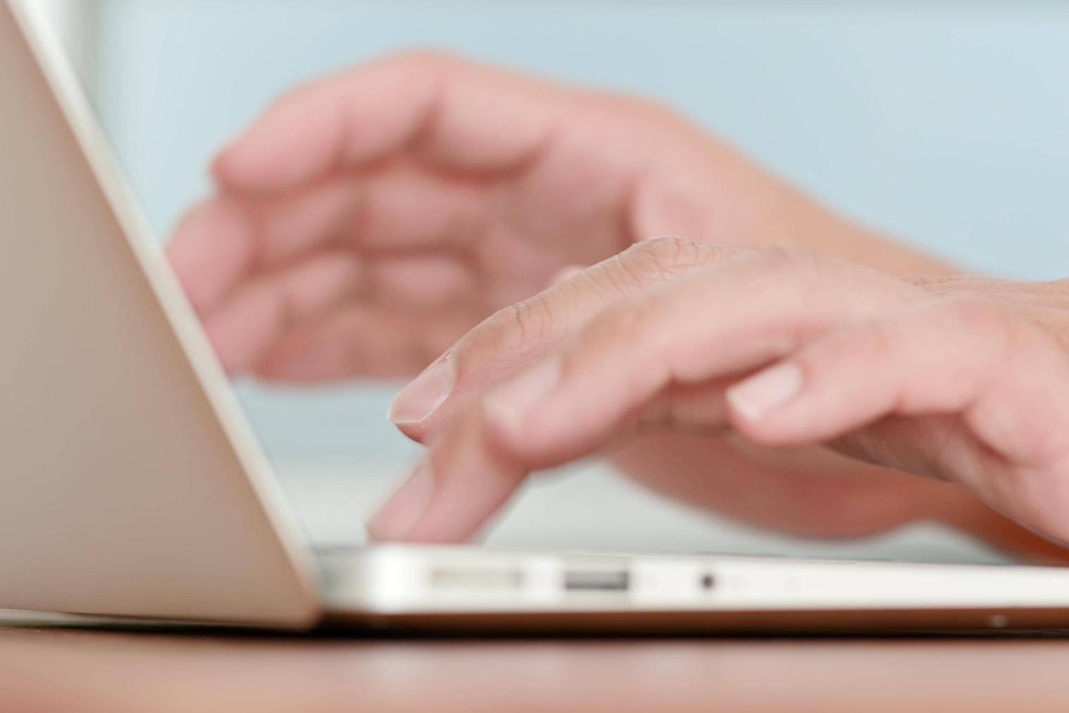 Finger auf der Tastatur eines Laptops: 1.962 Fälle von Hasspostings gingen im Jahr 2018 bei der Polizei ein, doch die Dunkelziffer liegt weit höher. (Symbolbild)