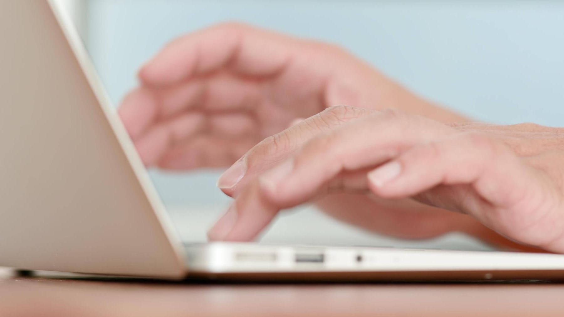 Finger auf der Tastatur eines Laptops: 1.962 Fälle von Hasspostings gingen im Jahr 2018 bei der Polizei ein, doch die Dunkelziffer liegt weit höher. (Symbolbild)