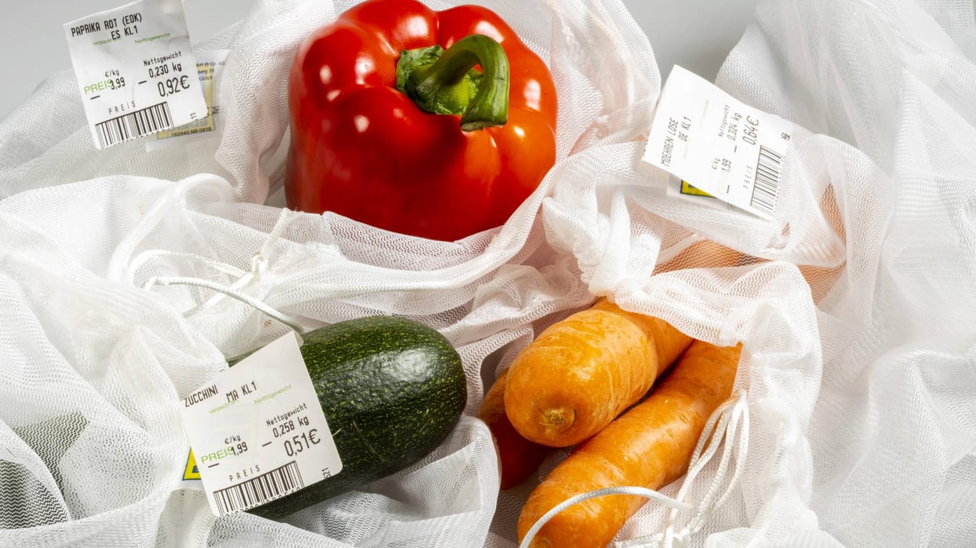 Mehrwegnetze mit Gemüse: Die wiederverwendbaren Kunststoffnetze dienen zur Vermeidung von Plastikmüll.