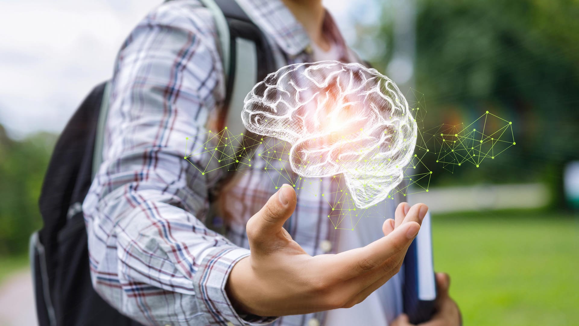 Ein Student hält ein Gehirn in der Hand