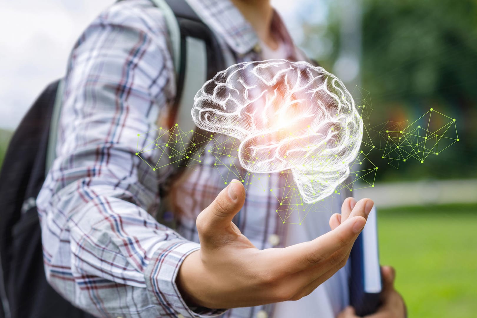 Ein Student hält ein Gehirn in der Hand