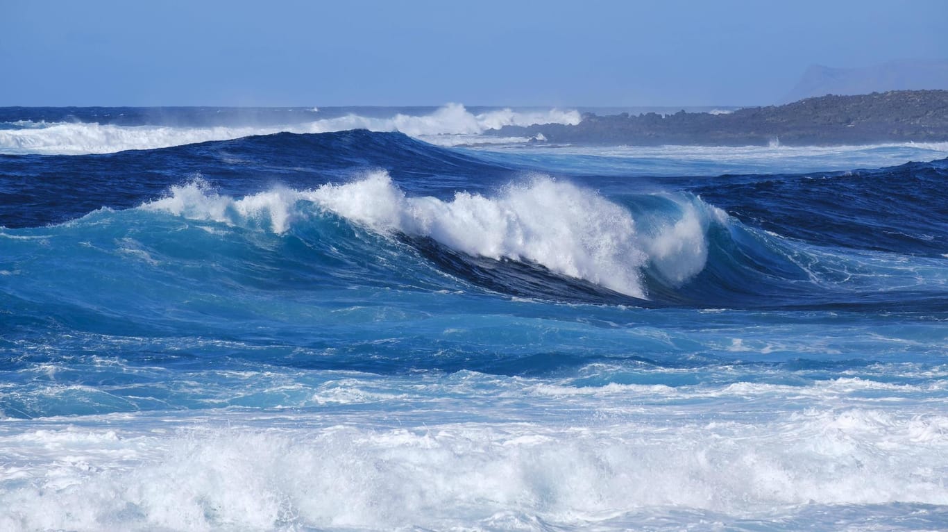 Wellen vor der Kanareninsel Lanzarote: Noch ist nicht bekannt, wo die Migranten auf das Boot gingen. (Symbolbild)
