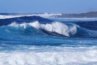 Wellen vor der Kanareninsel Lanzarote: Noch ist nicht bekannt, wo die Migranten auf das Boot gingen. (Symbolbild)