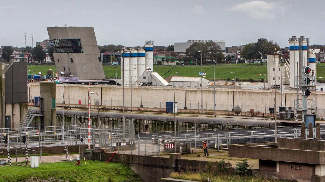 Der Hafen von IJmuiden: Grenzbeamte fanden die versteckten Migranten unter Autoteilen in dem Lastwagen. (Archivbild)