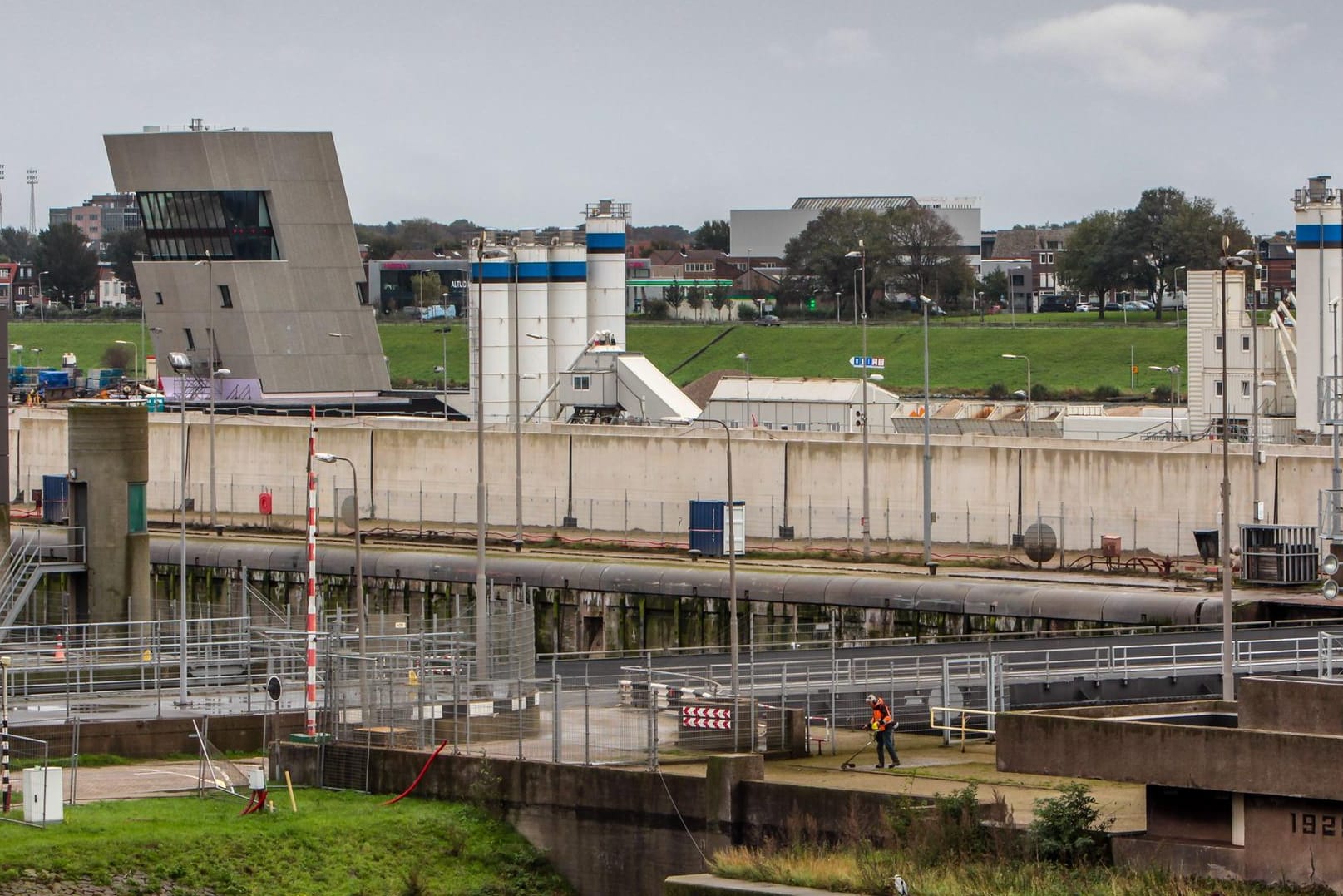 Der Hafen von IJmuiden: Grenzbeamte fanden die versteckten Migranten unter Autoteilen in dem Lastwagen. (Archivbild)