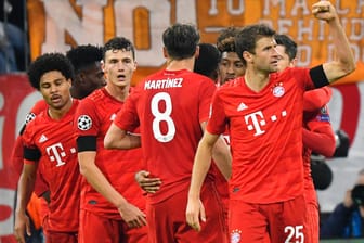 Jubel bei den Bayern um Angreifer Thomas Müller (vorn).