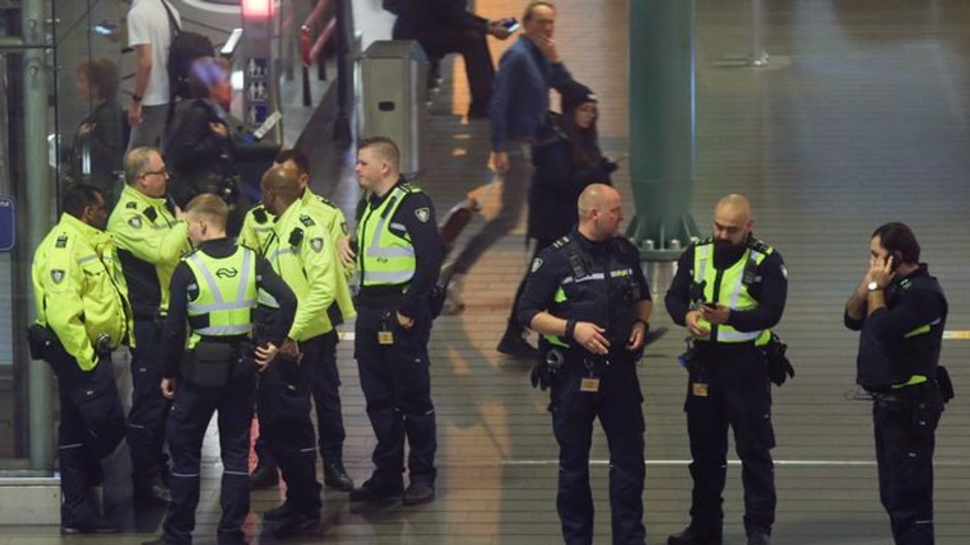 Niederländische Polizisten bei dem Einsatz am Flughafen Schiphol.