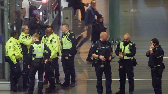 Niederländische Polizisten bei dem Einsatz am Flughafen Schiphol. Niederländische Polizisten bei dem Einsatz am Flughafen Schiphol.