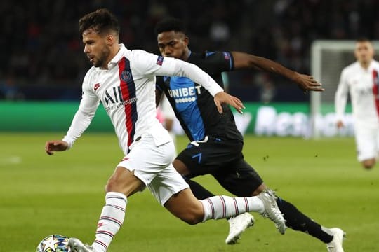 PSG-Spieler Juan Bernat (l) behauptet sich gegen Emmanuel Dennis vom FC Brügge.