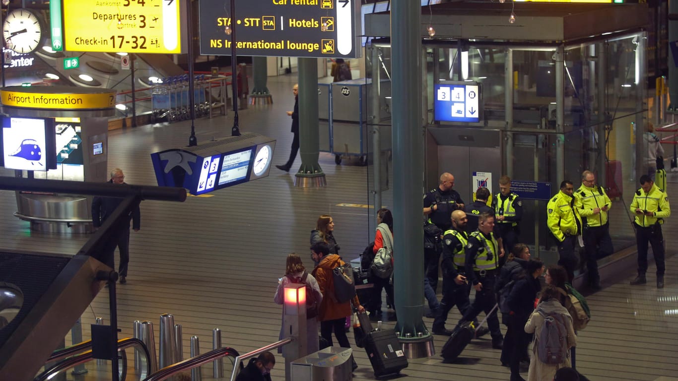 Großeinsatz am Amsterdamer Flughafen Schiphol: Ein Pilot hatte aus Versehen einen Alarmknopf gedrückt.