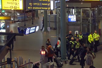 Großeinsatz am Amsterdamer Flughafen Schiphol: Ein Pilot hatte aus Versehen einen Alarmknopf gedrückt.