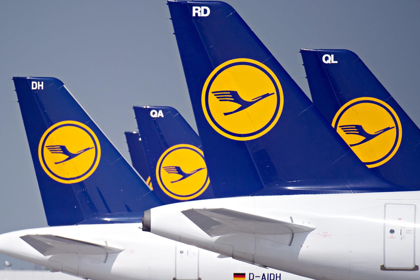 Maschinen der Lufthansa: Der Konzern sagt wegen Streiks rund 1.300 Flüge ab. Maschinen der Lufthansa: Der Konzern sagt wegen Streiks rund 1.300 Flüge ab.